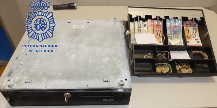 Dos detenidos en Vigo tras atracar un local de apuestas y hacerse con casi 3.000 euros