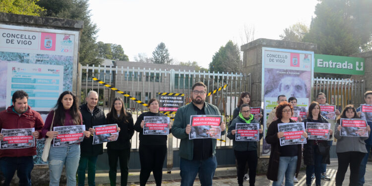 O BNG clausura de forma simbólica VigoZoo para reclamar que deixe de ser un "campo de exterminio" de animais
