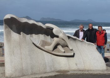 O CONCELLO DE NIGRÁN INAUGURA UNHA ESCULTURA EN HOMENAXE AO MUNDO DO SURF NA PRAIA DE PRADO Foi realizada pola Escola de Cantería da Deputación de Pontevedra