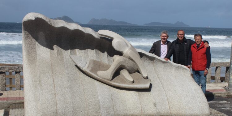 O CONCELLO DE NIGRÁN INAUGURA UNHA ESCULTURA EN HOMENAXE AO MUNDO DO SURF NA PRAIA DE PRADO Foi realizada pola Escola de Cantería da Deputación de Pontevedra