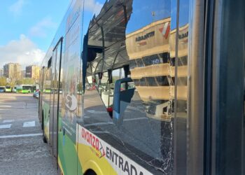 Revientan a pedradas dos lunas de dos buses de Vitrasa