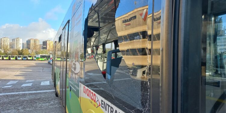 Revientan a pedradas dos lunas de dos buses de Vitrasa