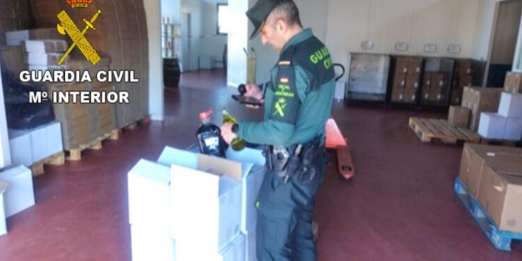 La Guardia Civil interviene 457 botellas de licor sin fiscalizar en Moaña, O Porriño, Lalín y Dozón