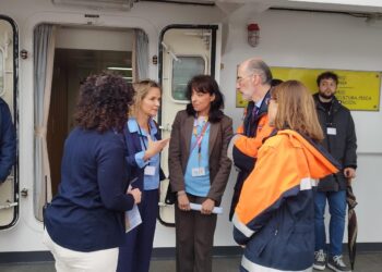 La directora de Pesca Sostenible presenta en Vigo la ley de Pesca a estudiantes a bordo del ‘Intermares’