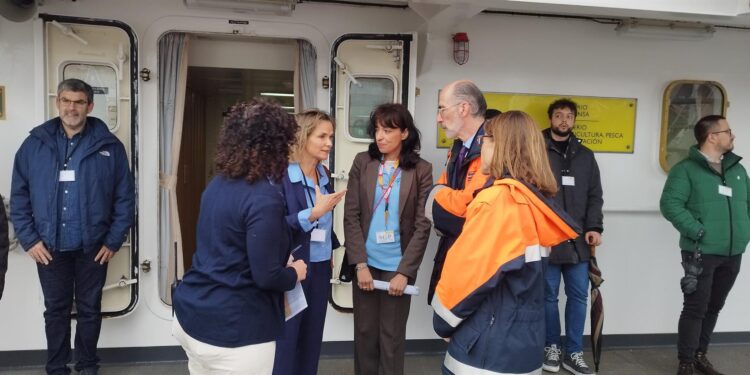 La directora de Pesca Sostenible presenta en Vigo la ley de Pesca a estudiantes a bordo del ‘Intermares’