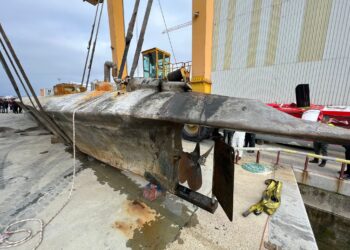 Investigadores buscan pistas dentro del ‘narcosubmarino’ de Arousa, de factura similar al de Aldán y hallado vacío