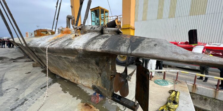 Investigadores buscan pistas dentro del ‘narcosubmarino’ de Arousa, de factura similar al de Aldán y hallado vacío