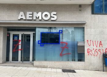 La sede de los empresarios de Mos (Pontevedra) amanece señalada con pintadas a favor de Rusia