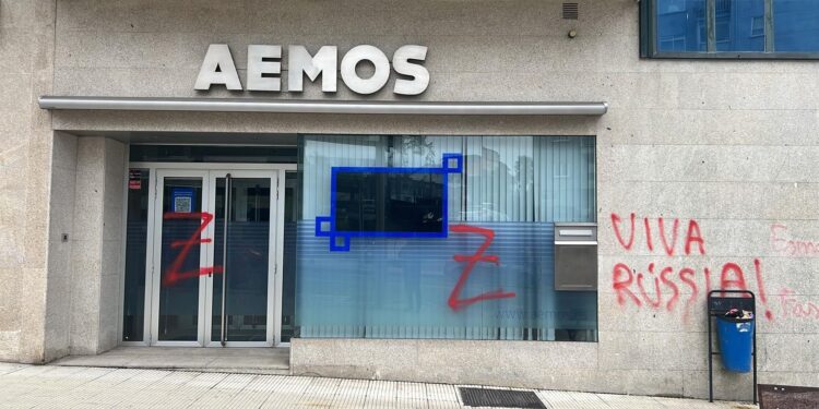 La sede de los empresarios de Mos (Pontevedra) amanece señalada con pintadas a favor de Rusia