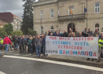 Trabajadores de Ganomagoga se manifiestan ante el Ayuntamiento de Ponteareas