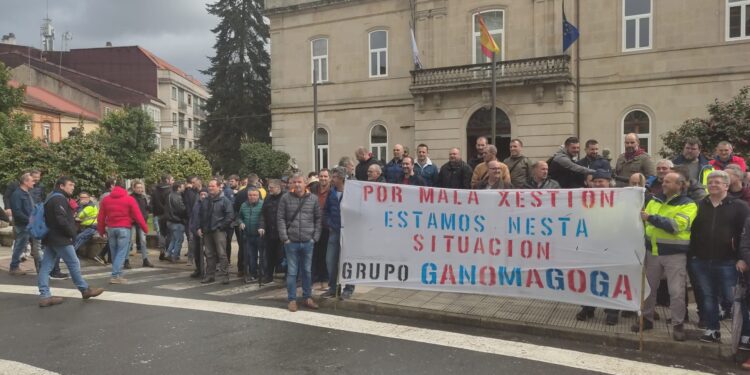 Trabajadores de Ganomagoga se manifiestan ante el Ayuntamiento de Ponteareas