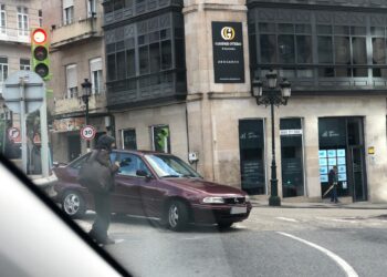 En la imagen se observa un coche que baja por la Rúa Alfonso XIII y que, sin duda por despiste, ha intentado entrar por la salida de la autopista y corrige con la maniobra de marcha atrás.