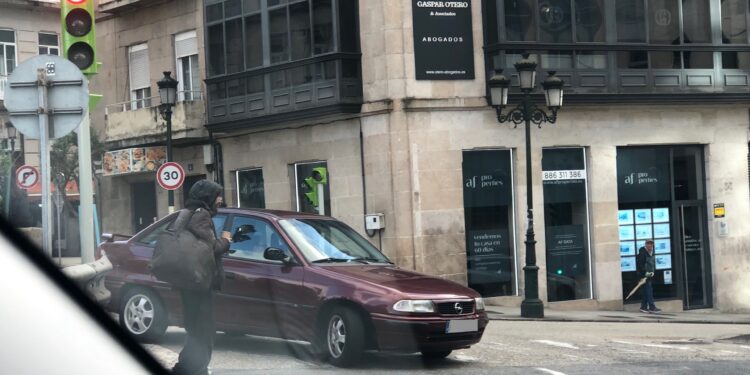 En la imagen se observa un coche que baja por la Rúa Alfonso XIII y que, sin duda por despiste, ha intentado entrar por la salida de la autopista y corrige con la maniobra de marcha atrás.