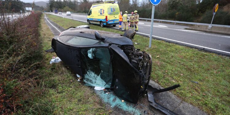 Una persona herida tras salirse de la vía en la A-52, en el lugar donde murió un abogado vigués en enero
