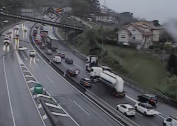 Retenciones en la AP-9 por un accidente entre los túneles de A Madroa y Candeán