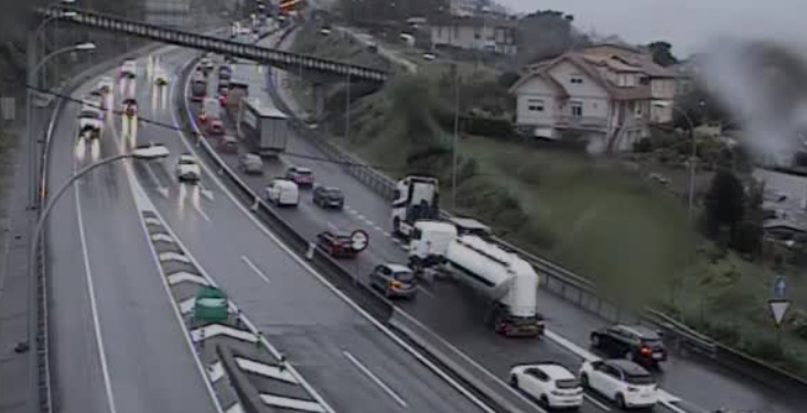 Retenciones en la AP-9 por un accidente entre los túneles de A Madroa y Candeán