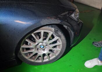 Se niega a pasar la prueba de alcoholemia en Vigo tras reventar un neumático contra una jardinera