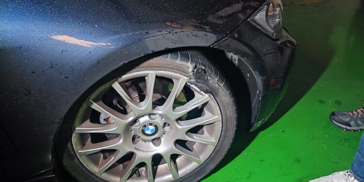 Se niega a pasar la prueba de alcoholemia en Vigo tras reventar un neumático contra una jardinera