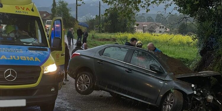 Trasladada una mujer al Álvaro Cunqueiro tras sufrir un accidente de tráfico en Redondela