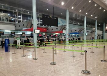 Un vuelo con destino Vigo regresa a Madrid por las malas condiciones climatológicas en Peinador