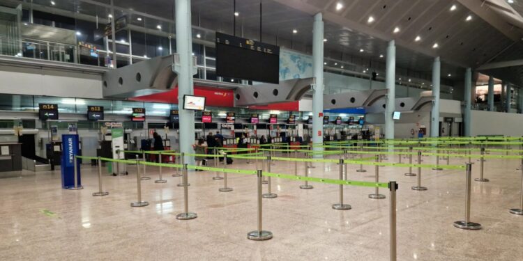Un vuelo con destino Vigo regresa a Madrid por las malas condiciones climatológicas en Peinador
