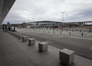 Aena continúa reparando la pista de Peinador, donde ya se cancelaron tres vuelos este martes