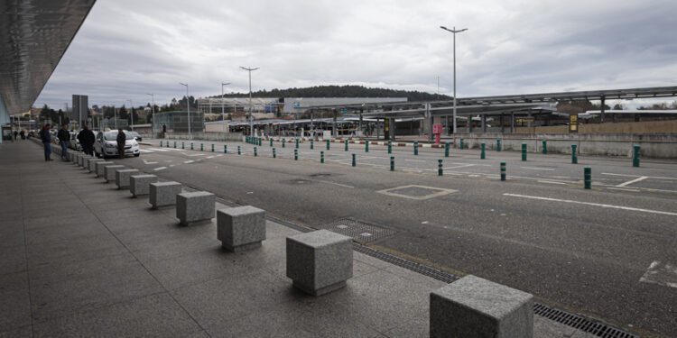 Aena continúa reparando la pista de Peinador, donde ya se cancelaron tres vuelos este martes