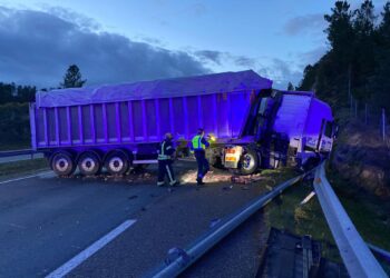 Restablecido el tráfico en sentido Vigo en la A-52 tras el siniestro del camión que quedó atravesado