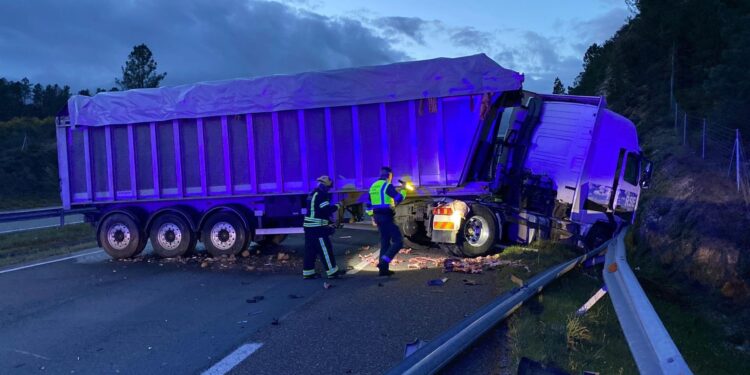 Restablecido el tráfico en sentido Vigo en la A-52 tras el siniestro del camión que quedó atravesado