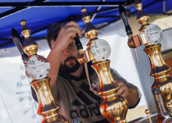 Un camarero turando una cerveza en O Birraseto Fest