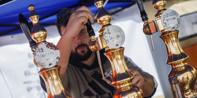 Un camarero turando una cerveza en O Birraseto Fest