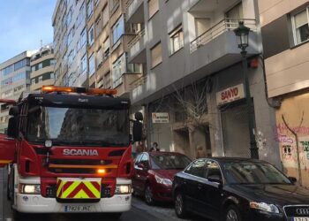 Los servicios de emergencia intervienen en un incendio en un piso de Vigo