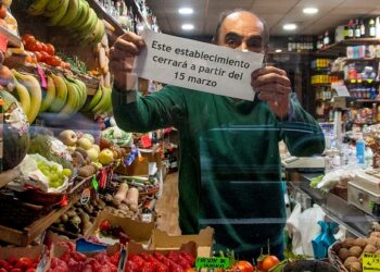 Aplausos, cánticos, flores y alguna lágrima para decir adiós a la tienda de Adelina en Pi y Margall