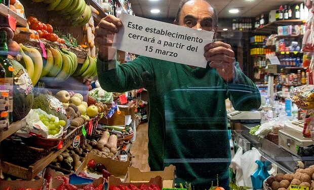 Aplausos, cánticos, flores y alguna lágrima para decir adiós a la tienda de Adelina en Pi y Margall