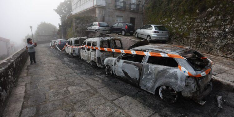 La Policía Científica acude al casco antiguo de Tui, que ya registró incidentes en la zona, restringida a residentes