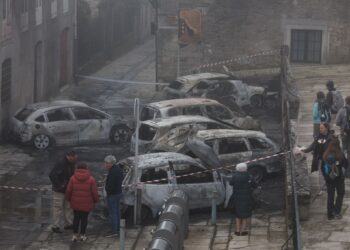 La Policía Científica acude al casco antiguo de Tui, que ya registró incidentes en la zona, restringida a residentes