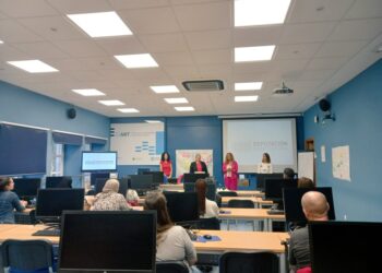 alumnado participante no curso de español para inmigrantes que dá comezo no Edificio Administrativo da Deputación de Pontevedra