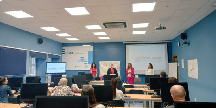 alumnado participante no curso de español para inmigrantes que dá comezo no Edificio Administrativo da Deputación de Pontevedra