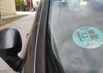 Correos dispara la venta de etiquetas para las zonas de bajas emisiones en Vigo, con más de 3.500 este año