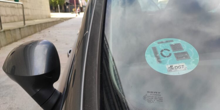 Correos dispara la venta de etiquetas para las zonas de bajas emisiones en Vigo, con más de 3.500 este año