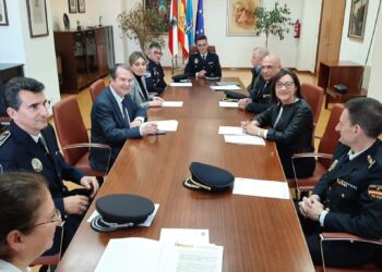 Miembros de las fuerzas de seguridad del estado en la reunión para la firma de adhesión de Vigo al protocolo Viogén contra la violencia de género