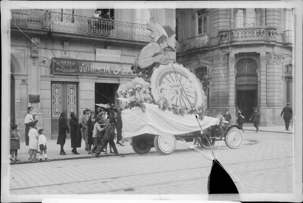 Vigo se divierte en la Batalla de Flores
Fotografías de hace un siglo que ilustran el ambiente en las calles y las carrozas que animaban cada verano las calles de la ciudad