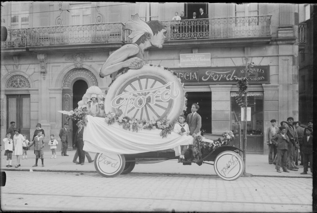 Vigo se divierte en la Batalla de Flores
Fotografías de hace un siglo que ilustran el ambiente en las calles y las carrozas que animaban cada verano las calles de la ciudad