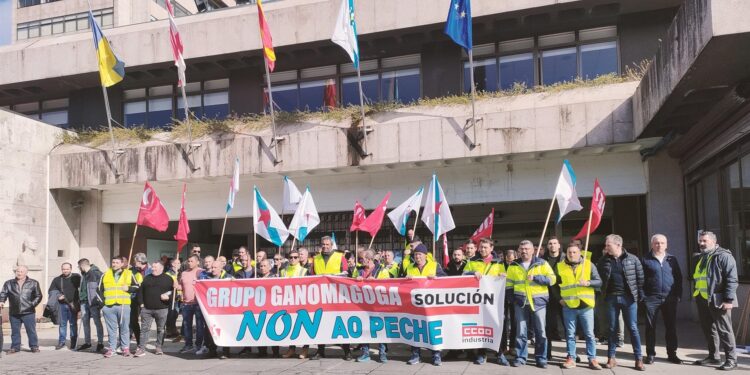 Trabajadores de Ganomagoga se concentran ante el ayuntamiento de Vigo para pedir apoyo a la corporación