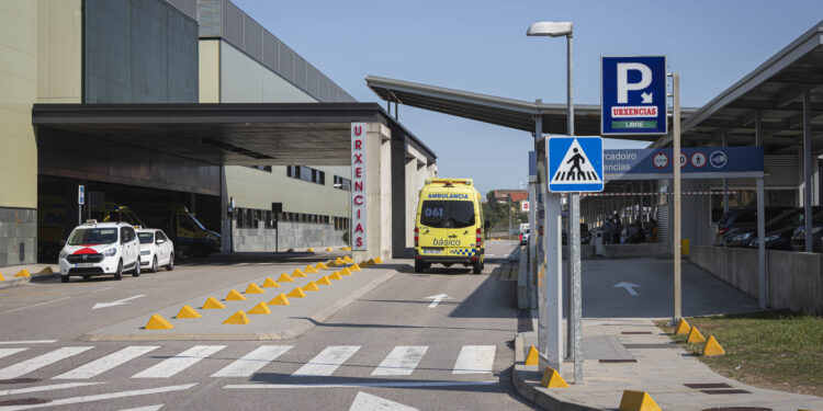 Trasladan al Álvaro Cunqueiro a una sexagenaria que se cayó desde una ventana cuando limpiaba los cristales