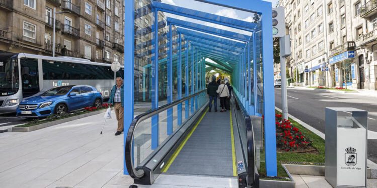 La Gran Vía de Vigo estrena rampas mecánicas, suelo que genera energía y acera con pantalla LED