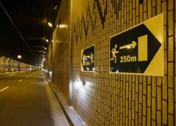 Un accidente entre un coche y una moto cierra una de las entradas al túnel de Beiramar de Vigo