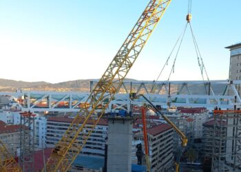 El ascensor Halo vuelve a crecer: izada la primera gran pieza del semicírculo