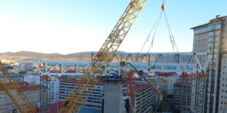 El ascensor Halo vuelve a crecer: izada la primera gran pieza del semicírculo