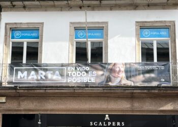 Lona de Marta Fernández-Tapias en el balcón de la sede del PP